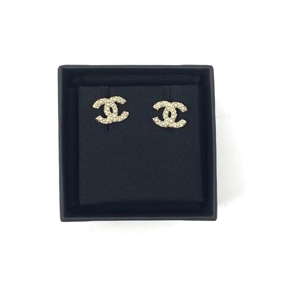 Chanel Pearl CC Logo Earrings - Picture 3 of 4